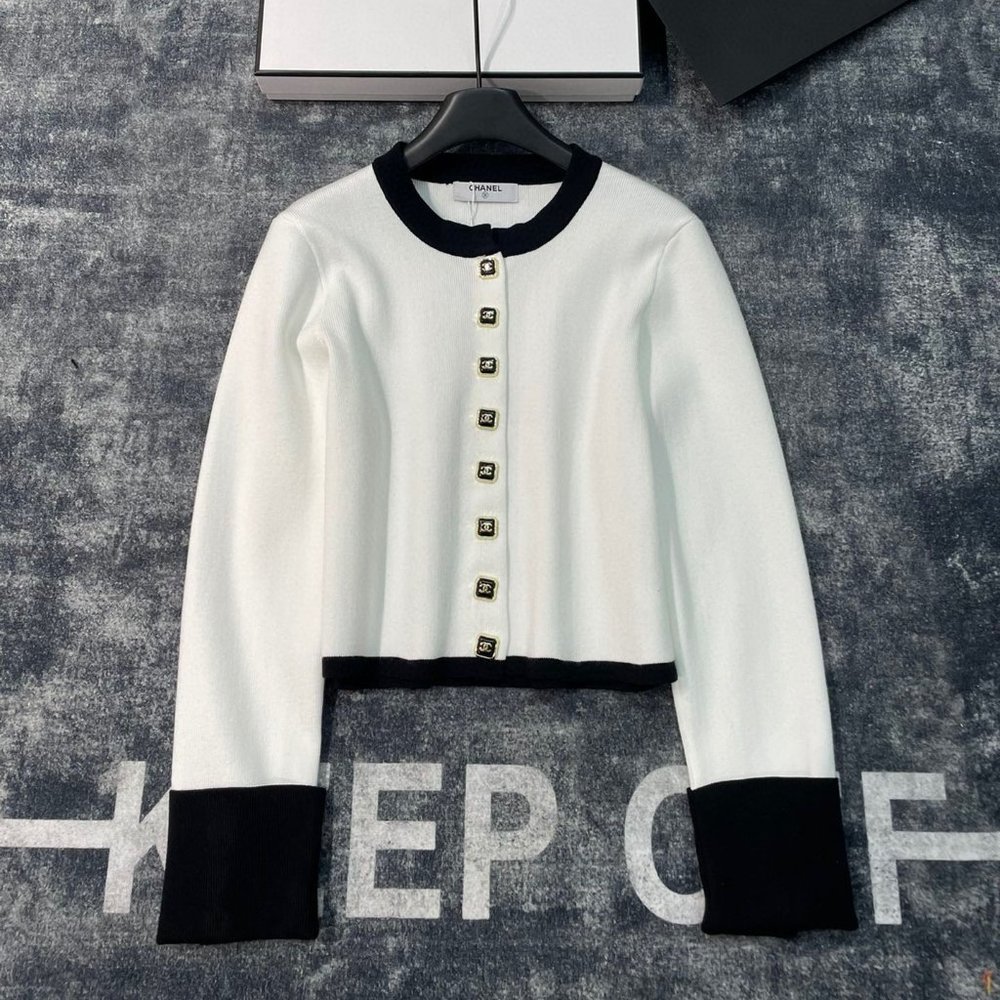 Round neck long sleeve buttoned knitted sweater cardigan